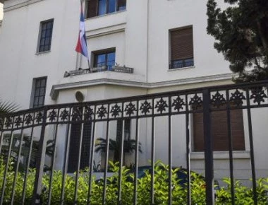 Αυτός είναι ο άνδρας που εισέβαλε στην πρεσβεία της Σερβίας- Κουβαλούσε μαζί του μαχαίρια και μπιτόνι με πετρέλαιο